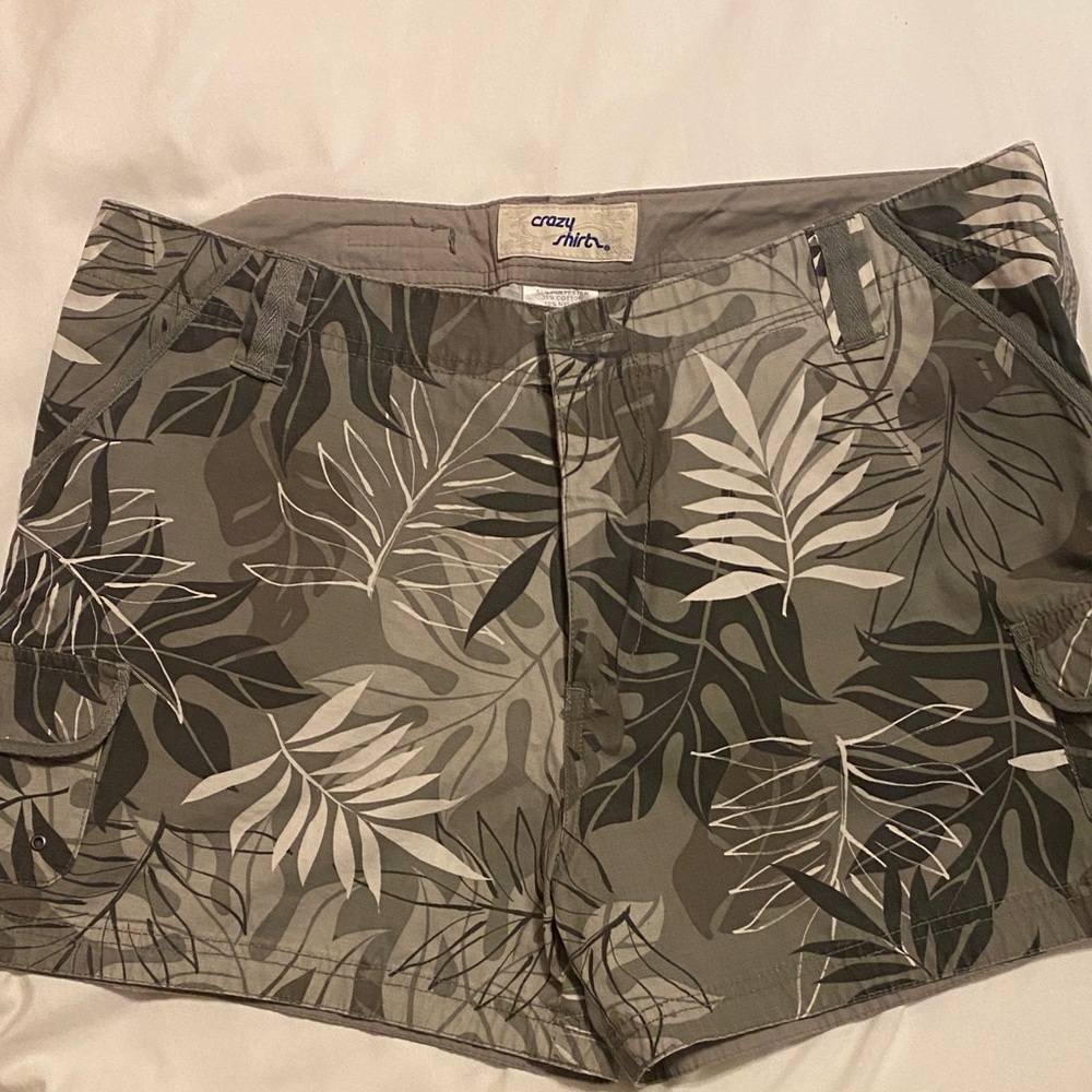 Hawaiian Print Gray Cargo Shorts